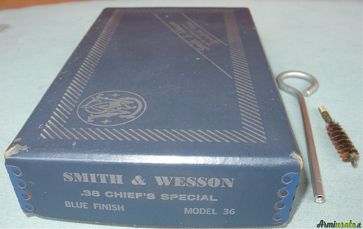 SMITH & WESSON CHIEF’S SPECIAL MODEL 36 BOX WITH ACCESSORIES. 60 €.